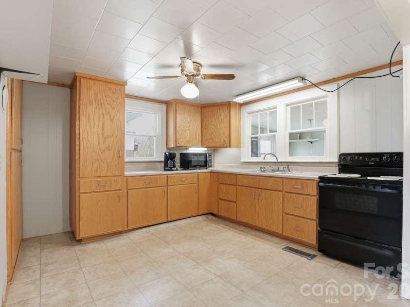 641 Central Drive, Statesville, NC 28677.  MLS# CAR4360467, YatesRealty ID 21536. 
