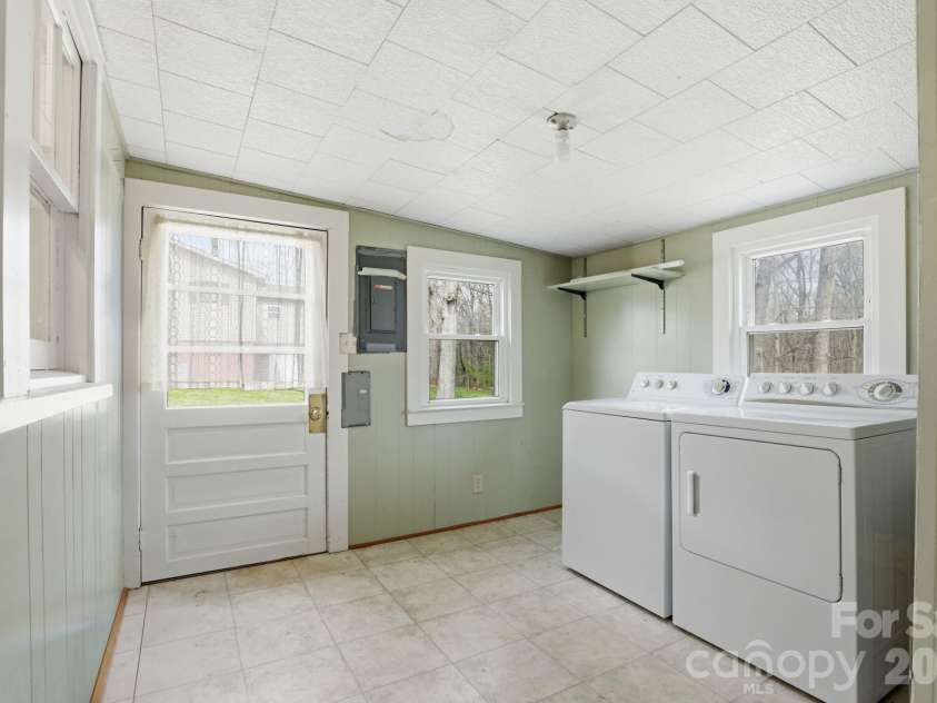 641 Central Drive, Statesville, NC 28677.  MLS# CAR4360467, YatesRealty ID 21536. 