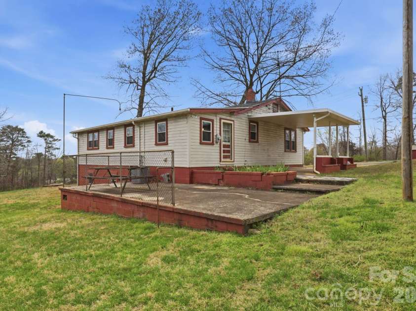 641 Central Drive, Statesville, NC 28677.  MLS# CAR4360467, YatesRealty ID 21536. 