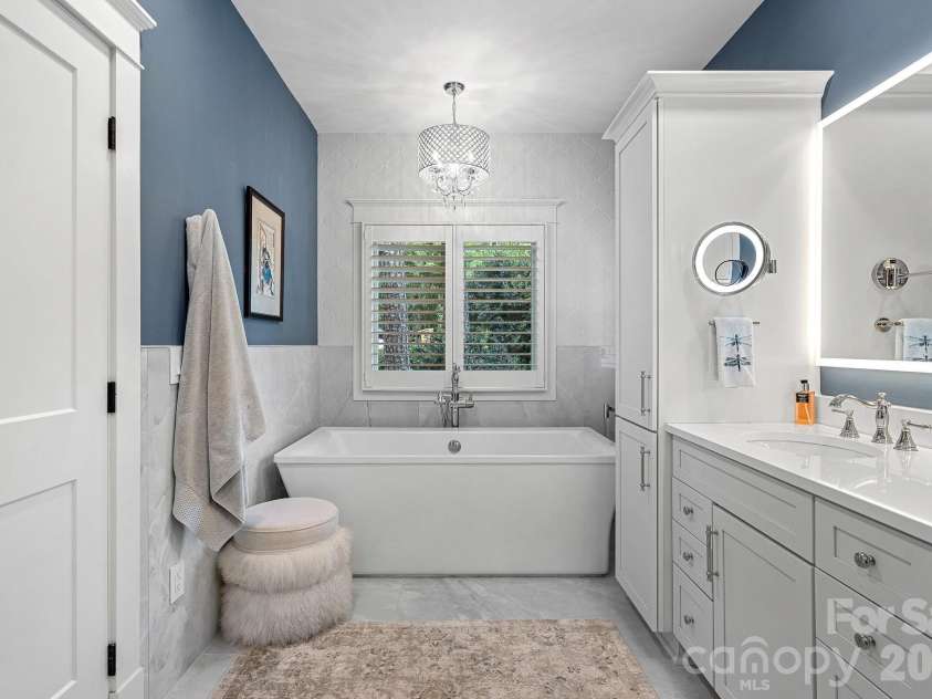 20931 Island Forest Drive, Cornelius, NC 28031.  MLS# CAR4369971, YatesRealty ID 21539. 