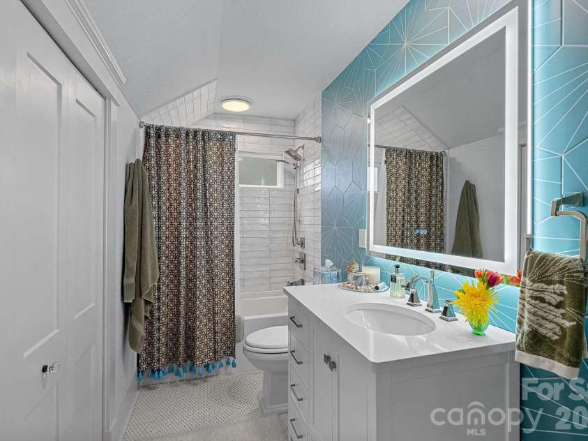 20931 Island Forest Drive, Cornelius, NC 28031.  MLS# CAR4369971, YatesRealty ID 21539. 