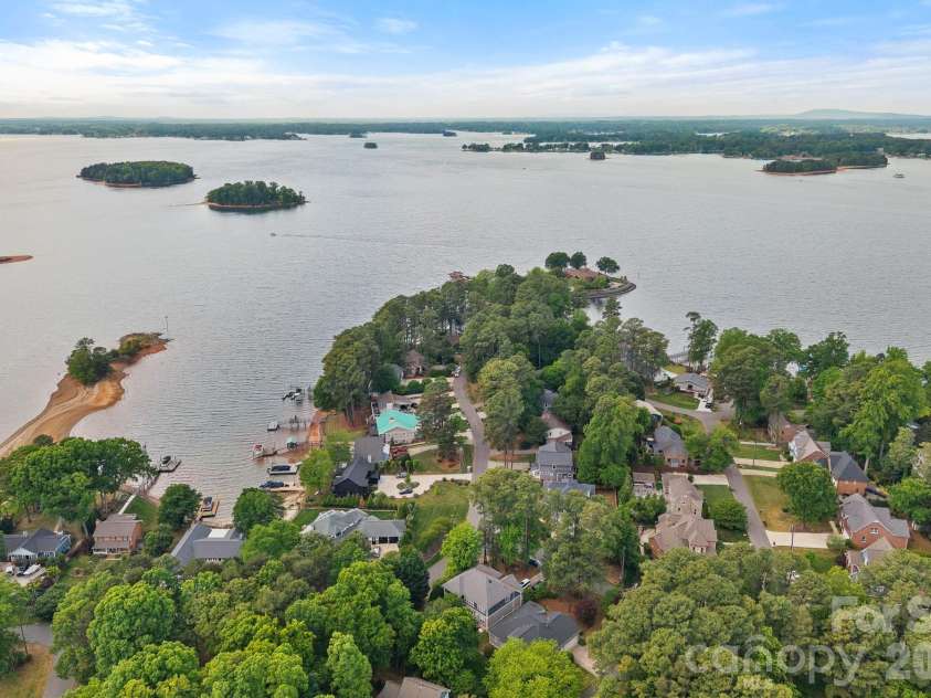 20931 Island Forest Drive, Cornelius, NC 28031.  MLS# CAR4369971, YatesRealty ID 21539. 