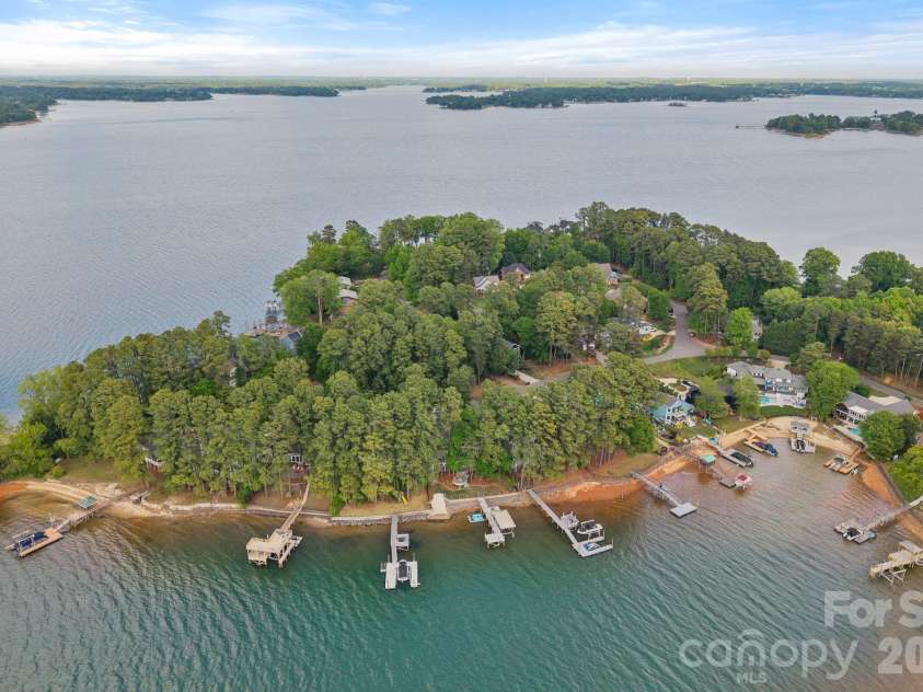 20931 Island Forest Drive, Cornelius, NC 28031.  MLS# CAR4369971, YatesRealty ID 21539. 