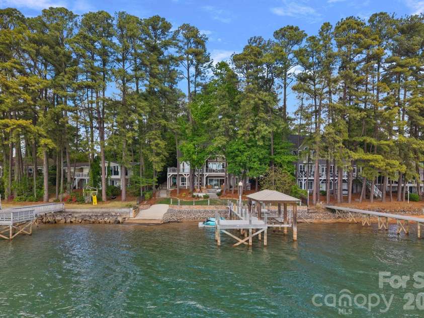 20931 Island Forest Drive, Cornelius, NC 28031.  MLS# CAR4369971, YatesRealty ID 21539. 