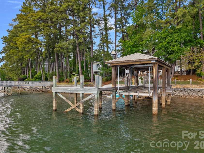 20931 Island Forest Drive, Cornelius, NC 28031.  MLS# CAR4369971, YatesRealty ID 21539. 