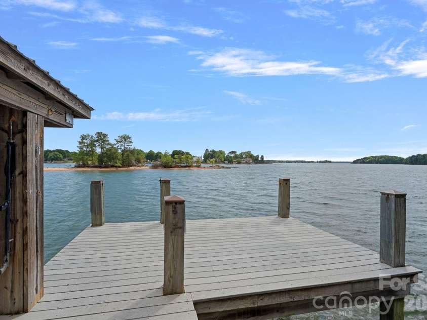 20931 Island Forest Drive, Cornelius, NC 28031.  MLS# CAR4369971, YatesRealty ID 21539. 