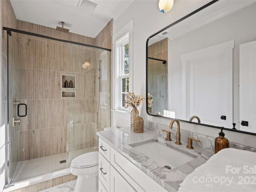 5022 Ohm Lane, Charlotte, NC 28270.  MLS# CAR4183984, YatesRealty ID 2154. Secondary bath