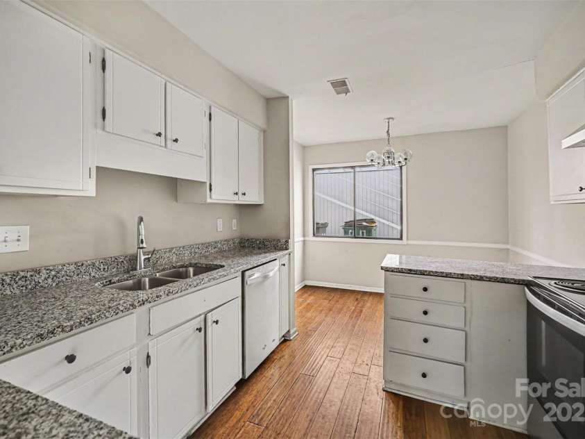 7913 Horse Chestnut Lane, Charlotte, NC 28277.  MLS# CAR4332056, YatesRealty ID 2154. Kitchen