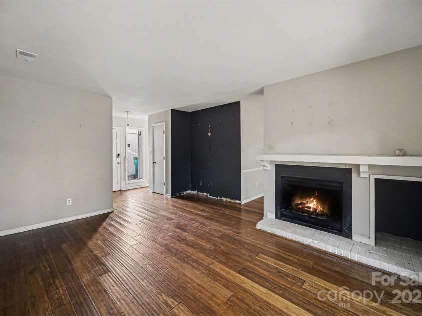 7913 Horse Chestnut Lane, Charlotte, NC 28277.  MLS# CAR4332056, YatesRealty ID 2154. Living Room