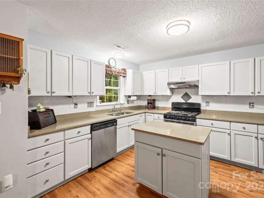 171 Highland Woods Court, Denver, NC 28037.  MLS# CAR4271450, YatesRealty ID 21540. 