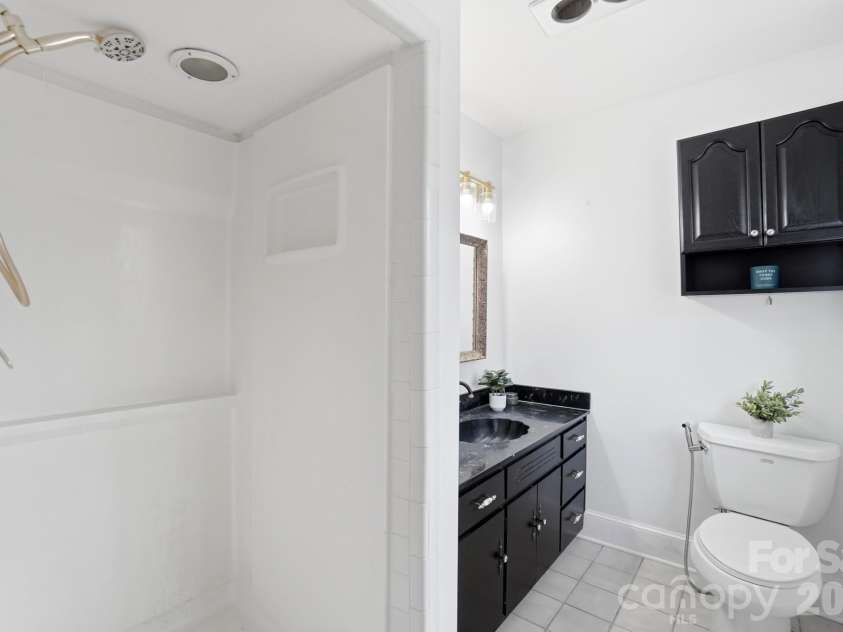 6803 Pencade Lane, Charlotte, NC 28215.  MLS# CAR4349519, YatesRealty ID 21542. Primary Bath