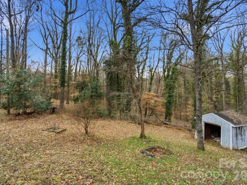 6803 Pencade Lane, Charlotte, NC 28215.  MLS# CAR4349519, YatesRealty ID 21542. Workshop connected to Electricity