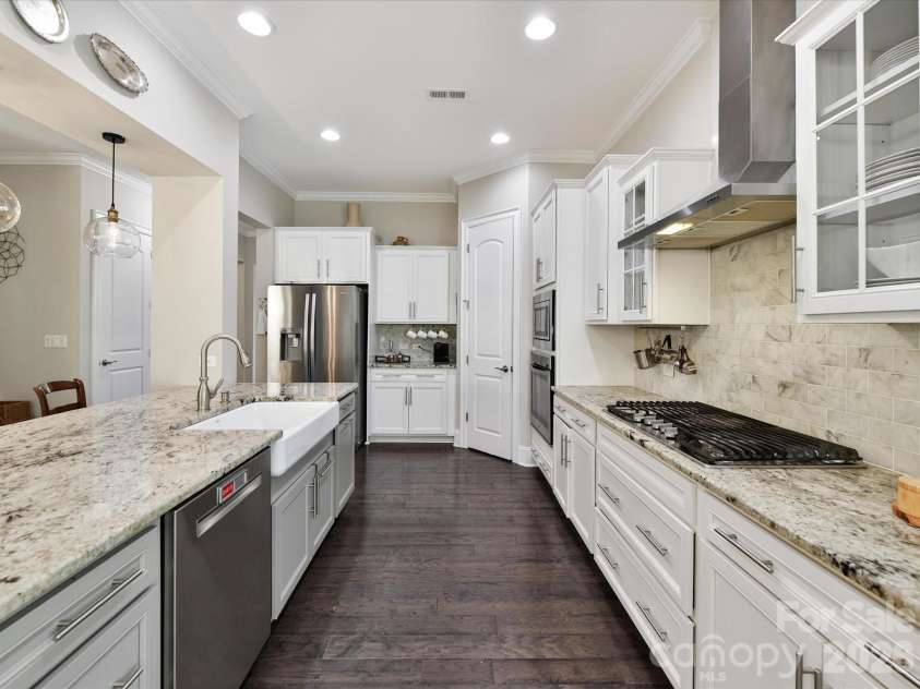 1548 Afton Way, Fort Mill, SC 29708.  MLS# CAR4372312, YatesRealty ID 21545. Gas cooktop
