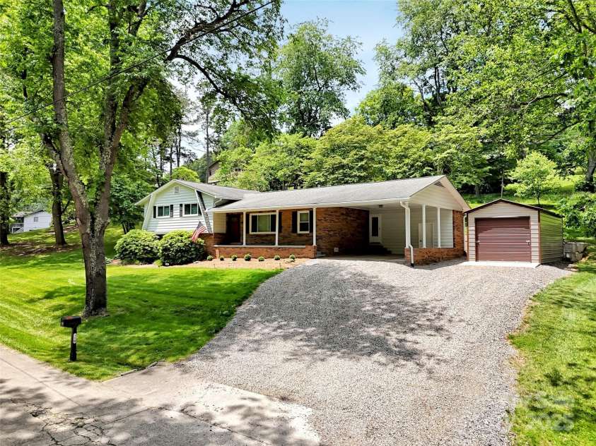 110 Stoney Brook Drive, Clyde, NC 28721.  MLS# CAR4268277, YatesRealty ID 21547. 