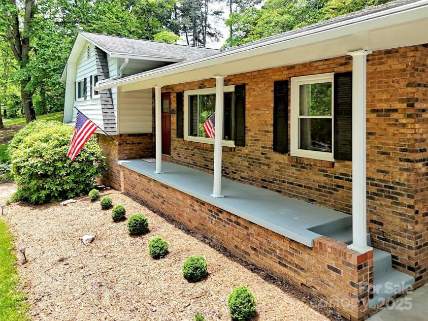 110 Stoney Brook Drive, Clyde, NC 28721.  MLS# CAR4268277, YatesRealty ID 21547. 