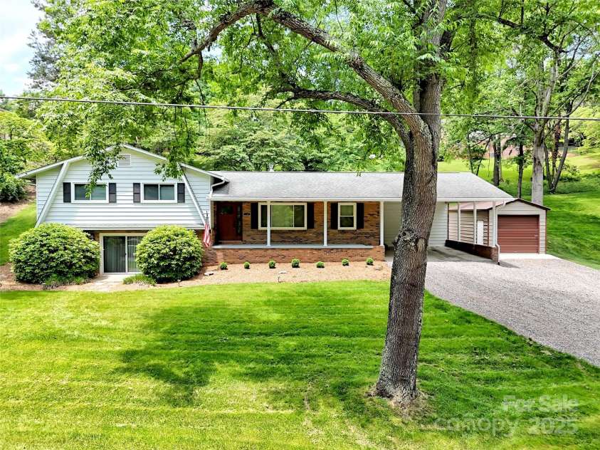 110 Stoney Brook Drive, Clyde, NC 28721.  MLS# CAR4268277, YatesRealty ID 21547. 