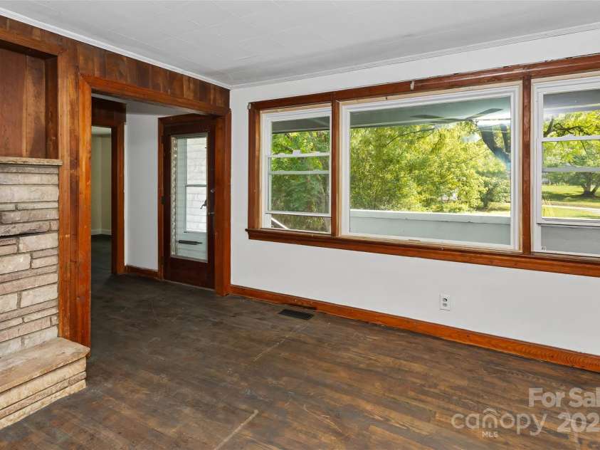 158 Allen Drive, Fletcher, NC 28732.  MLS# CAR4185254, YatesRealty ID 21548. And cedar closets
