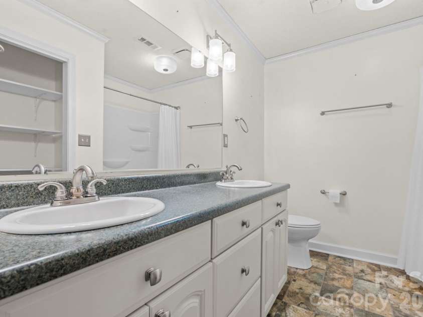 3132 Stoney Brook Drive, Lenoir, NC 28645.  MLS# CAR4403414, YatesRealty ID 21548. 