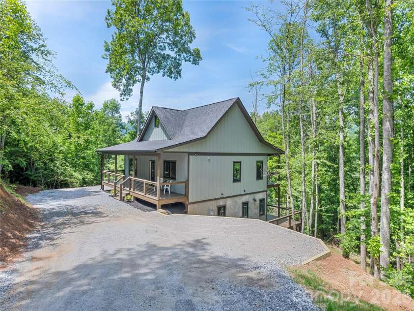 288 Ironwood Drive, Clyde, NC 28721.  MLS# CAR4353359, YatesRealty ID 21549. 