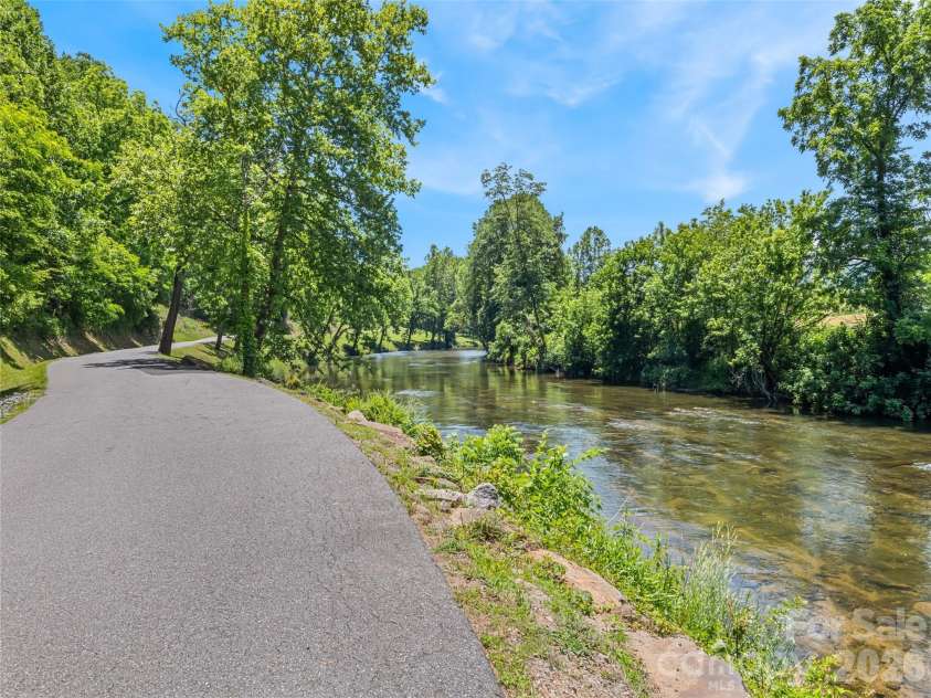 288 Ironwood Drive, Clyde, NC 28721.  MLS# CAR4353359, YatesRealty ID 21549. 