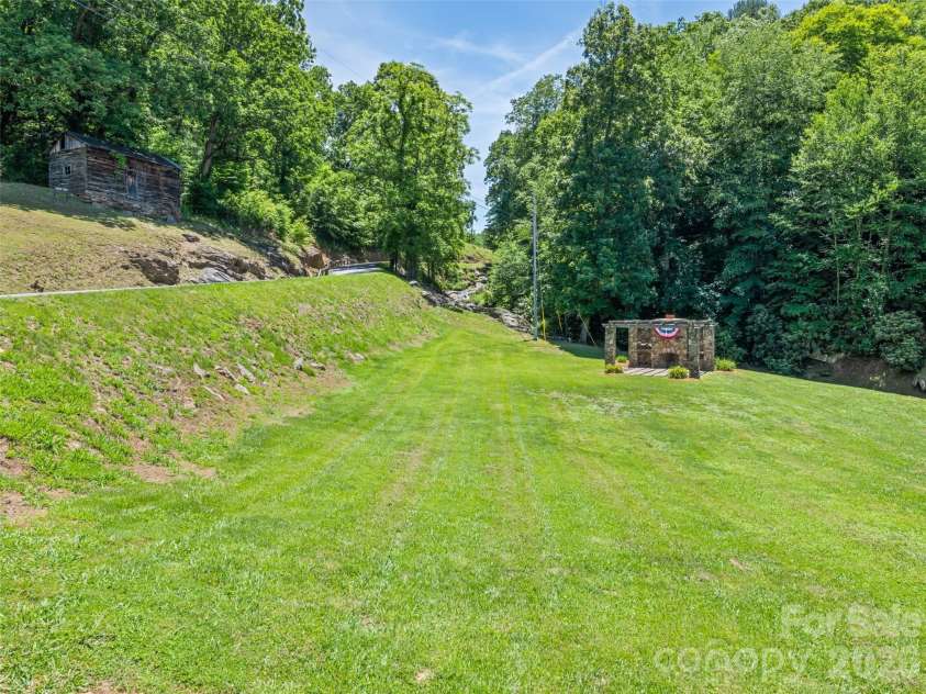 288 Ironwood Drive, Clyde, NC 28721.  MLS# CAR4353359, YatesRealty ID 21549. 