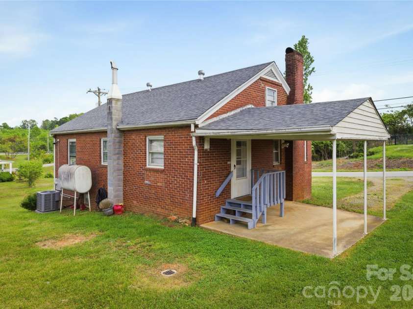 1348 Hibriten Drive, Lenoir, NC 28645.  MLS# CAR4370292, YatesRealty ID 21552. 
