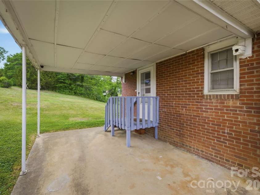 1348 Hibriten Drive, Lenoir, NC 28645.  MLS# CAR4370292, YatesRealty ID 21552. 