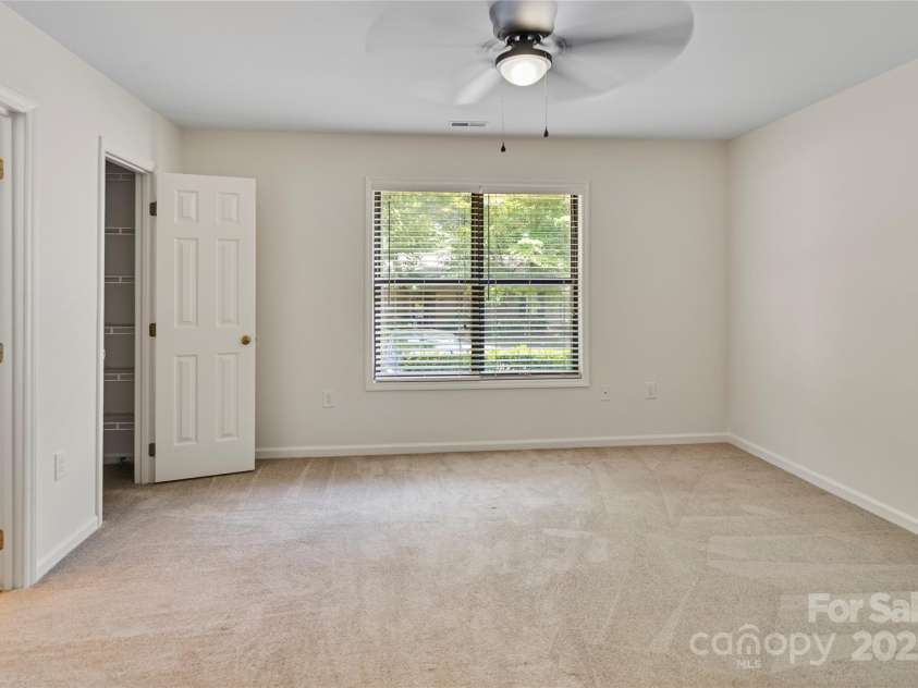407 Sweetgum Drive, Fort Mill, SC 29715.  MLS# CAR4272607, YatesRealty ID 21552. Spacious primary bedroom with walk-in closet & ensuite bath