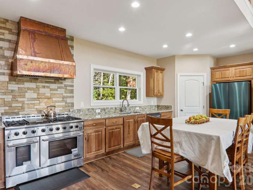 1367 Old Mill Road, Hendersonville, NC 28792.  MLS# CAR4319973, YatesRealty ID 21556. Luxury chef's kitchen