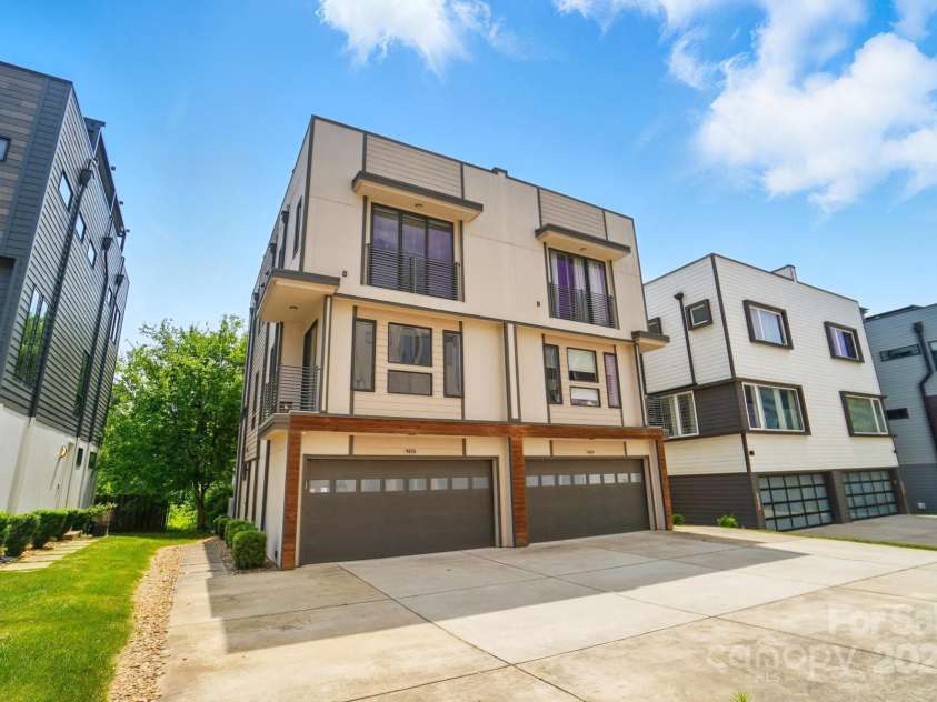 945 Westbrook Drive, Charlotte, NC 28202.  MLS# CAR4294244, YatesRealty ID 21558. 