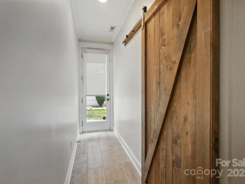 945 Westbrook Drive, Charlotte, NC 28202.  MLS# CAR4294244, YatesRealty ID 21558. 