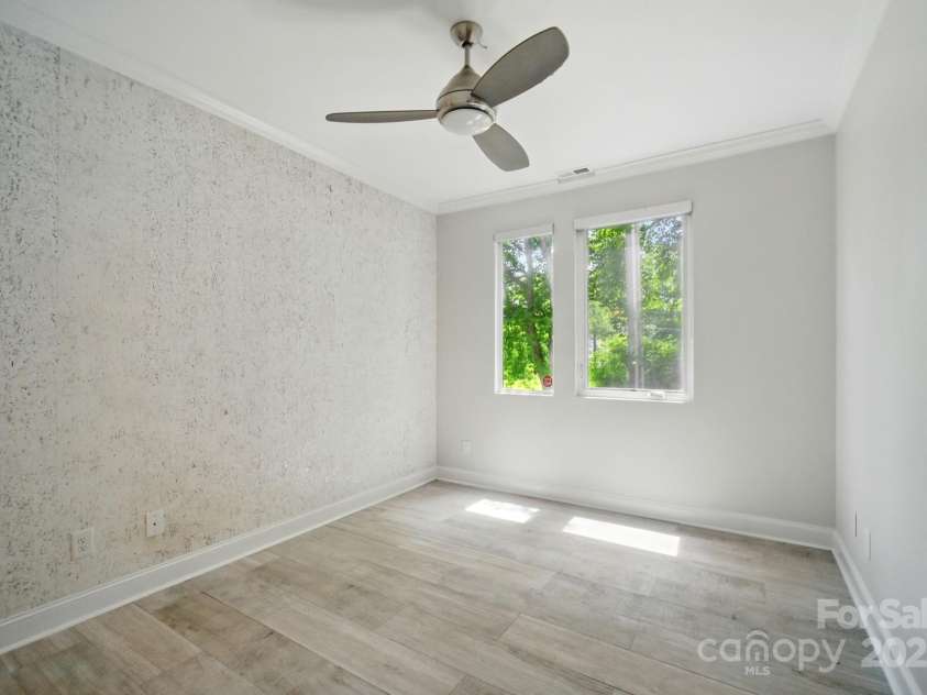 945 Westbrook Drive, Charlotte, NC 28202.  MLS# CAR4294244, YatesRealty ID 21558. 