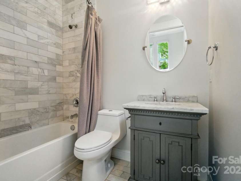 945 Westbrook Drive, Charlotte, NC 28202.  MLS# CAR4294244, YatesRealty ID 21558. 