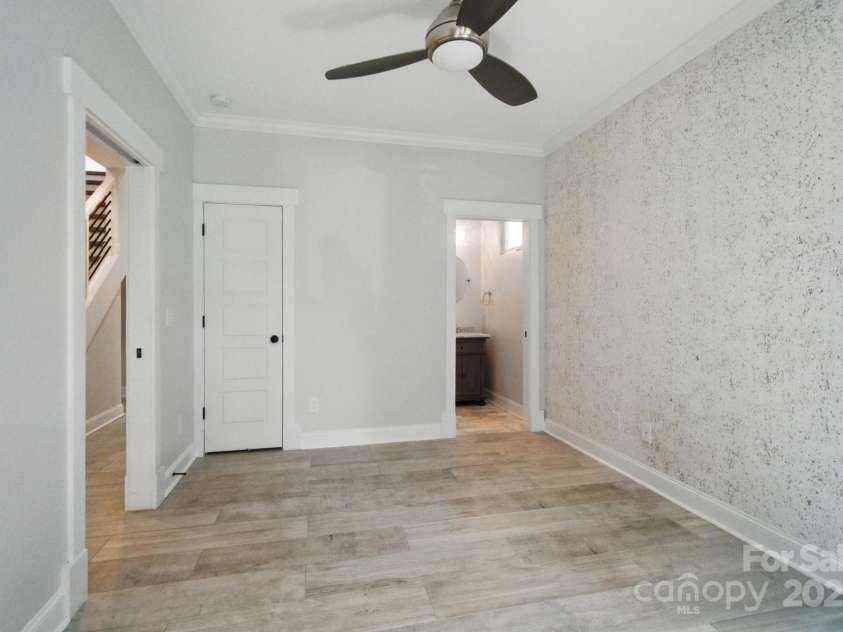 945 Westbrook Drive, Charlotte, NC 28202.  MLS# CAR4294244, YatesRealty ID 21558. 