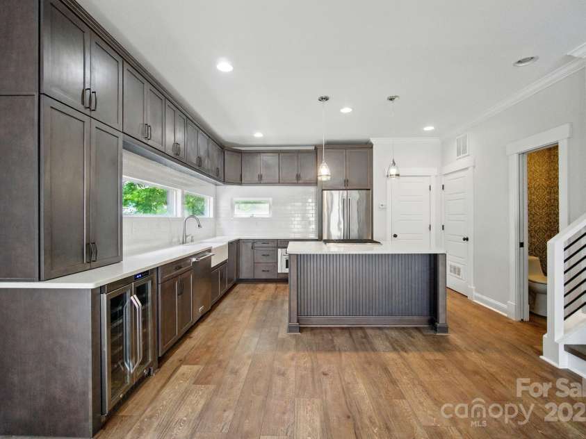 945 Westbrook Drive, Charlotte, NC 28202.  MLS# CAR4294244, YatesRealty ID 21558. 