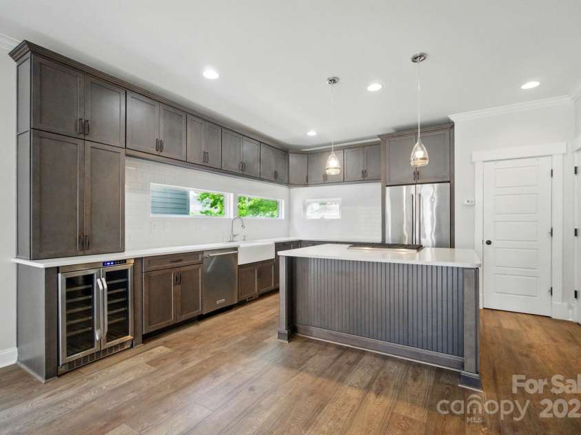 945 Westbrook Drive, Charlotte, NC 28202.  MLS# CAR4294244, YatesRealty ID 21558. 