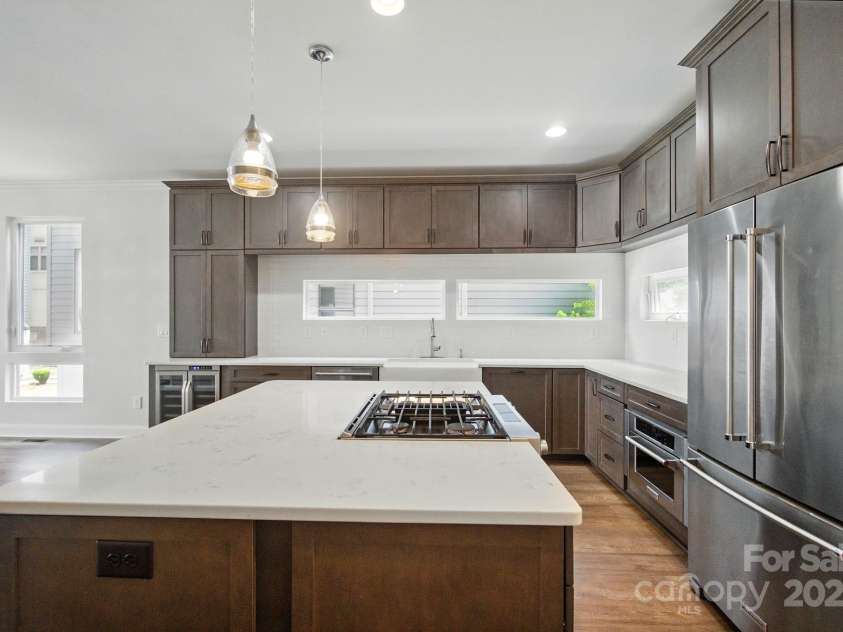 945 Westbrook Drive, Charlotte, NC 28202.  MLS# CAR4294244, YatesRealty ID 21558. 