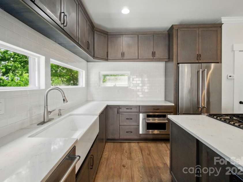 945 Westbrook Drive, Charlotte, NC 28202.  MLS# CAR4294244, YatesRealty ID 21558. 