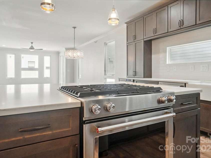 945 Westbrook Drive, Charlotte, NC 28202.  MLS# CAR4294244, YatesRealty ID 21558. 