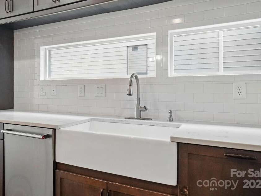 945 Westbrook Drive, Charlotte, NC 28202.  MLS# CAR4294244, YatesRealty ID 21558. 