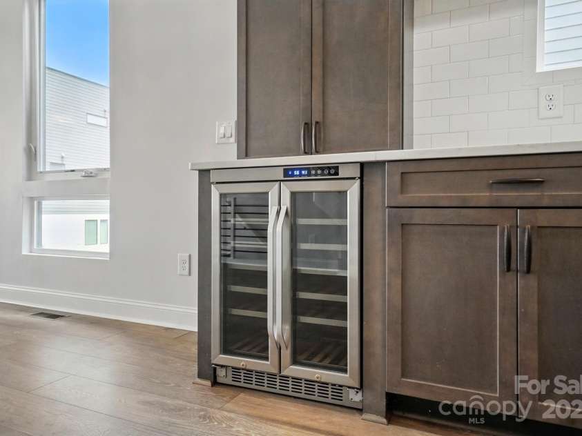 945 Westbrook Drive, Charlotte, NC 28202.  MLS# CAR4294244, YatesRealty ID 21558. 