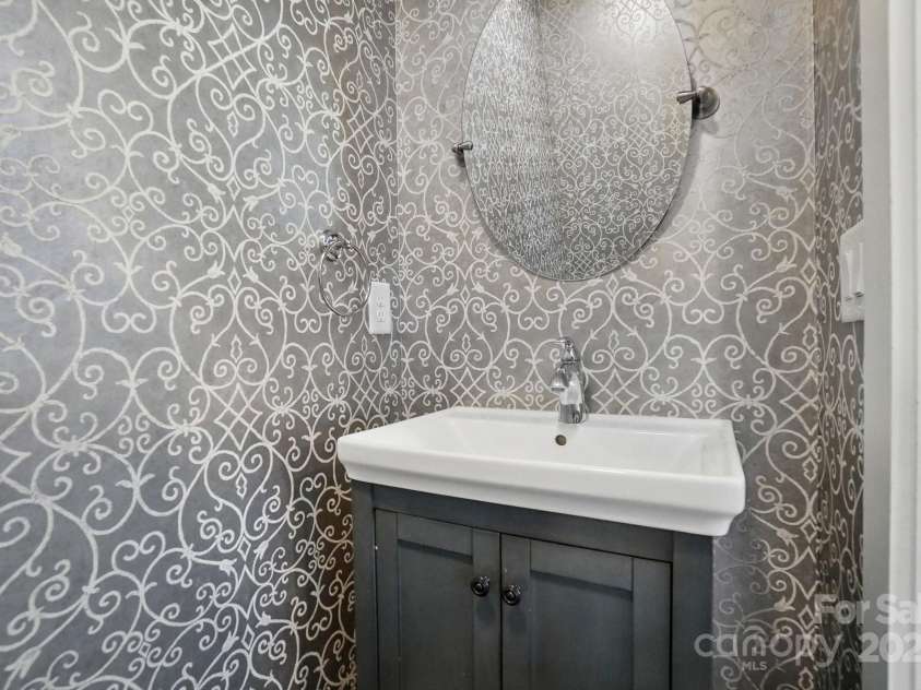 945 Westbrook Drive, Charlotte, NC 28202.  MLS# CAR4294244, YatesRealty ID 21558. 