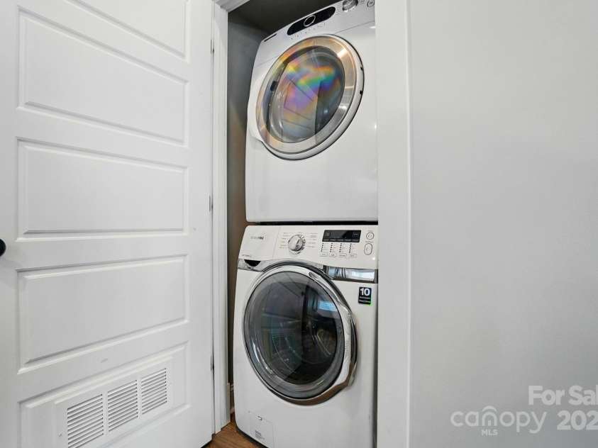 945 Westbrook Drive, Charlotte, NC 28202.  MLS# CAR4294244, YatesRealty ID 21558. 