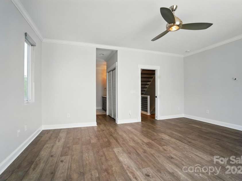 945 Westbrook Drive, Charlotte, NC 28202.  MLS# CAR4294244, YatesRealty ID 21558. 