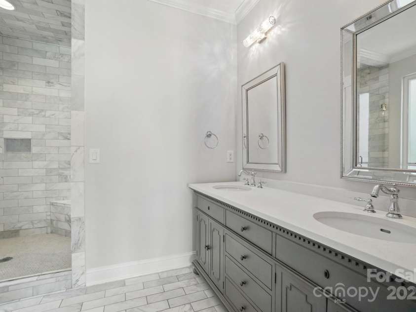 945 Westbrook Drive, Charlotte, NC 28202.  MLS# CAR4294244, YatesRealty ID 21558. 