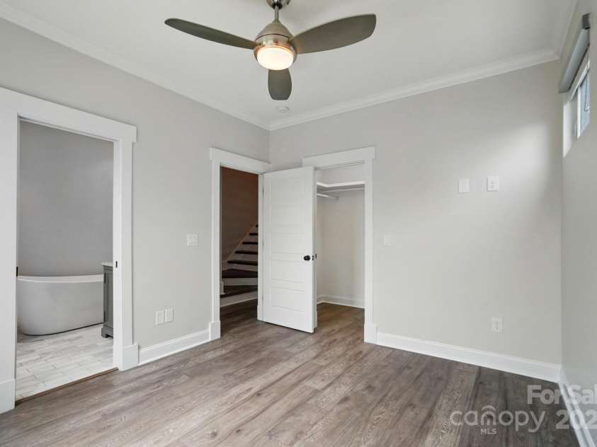 945 Westbrook Drive, Charlotte, NC 28202.  MLS# CAR4294244, YatesRealty ID 21558. 