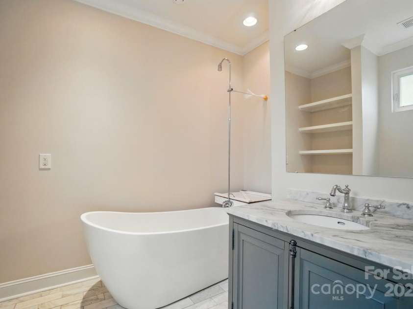 945 Westbrook Drive, Charlotte, NC 28202.  MLS# CAR4294244, YatesRealty ID 21558. 