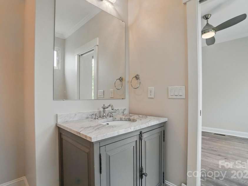 945 Westbrook Drive, Charlotte, NC 28202.  MLS# CAR4294244, YatesRealty ID 21558. 