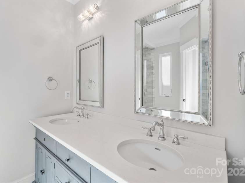 945 Westbrook Drive, Charlotte, NC 28202.  MLS# CAR4313001, YatesRealty ID 21558. 