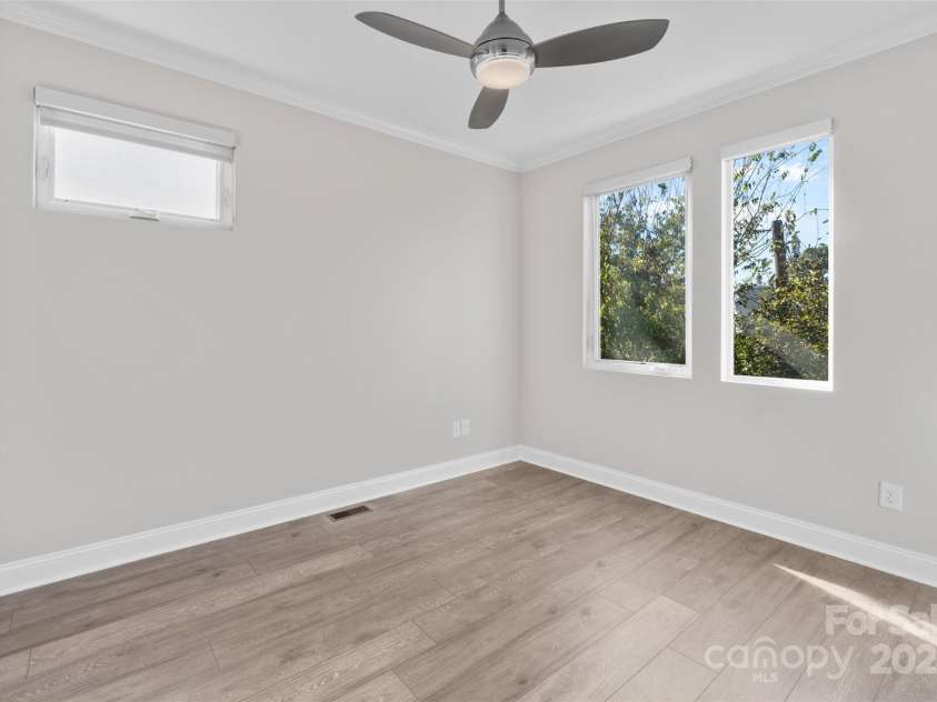 945 Westbrook Drive, Charlotte, NC 28202.  MLS# CAR4313001, YatesRealty ID 21558. 